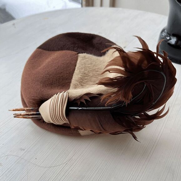 1950s Feathered Wool Pillbox Hat | Brown & Cream | “Winner” Equestrian Tag 22.5” - Picture 10 of 12